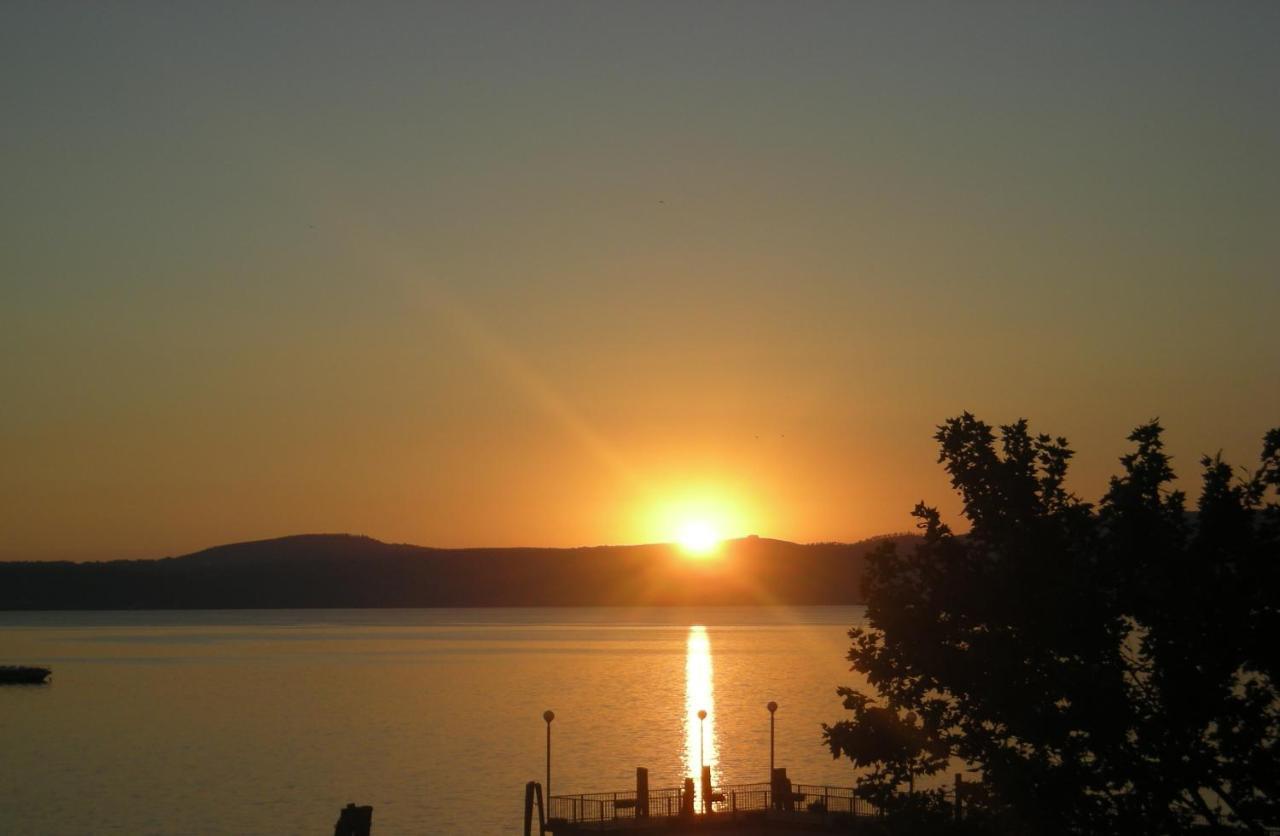 Iride Sul Lago 1 Via Principessa Jolanda 10-Piazza Del Molo อันกุยลารา ซาบาเซีย ภายนอก รูปภาพ